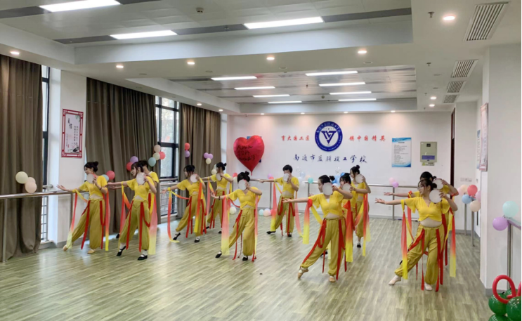 舞动青春，绽放光芒 ——南通市蓝领技工学校舞蹈社团简介